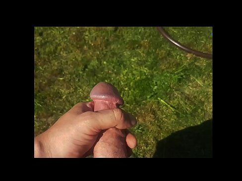 ❤️ Keçika germ di bexçeyek havînê de pisîka xwe ya pembe diqelişe û bi şuştinê dixe. Sex li ku.villagesexvideos.ru