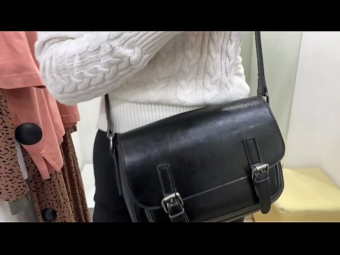 ❤️ Masturbasyona giştî ya keçika ciwan FeralBerry bi dilopek li jûreya fitarê Sex li ku.villagesexvideos.ru
